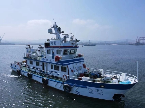 智能科研試驗船“海豚1”近日在山東蓬萊港首航